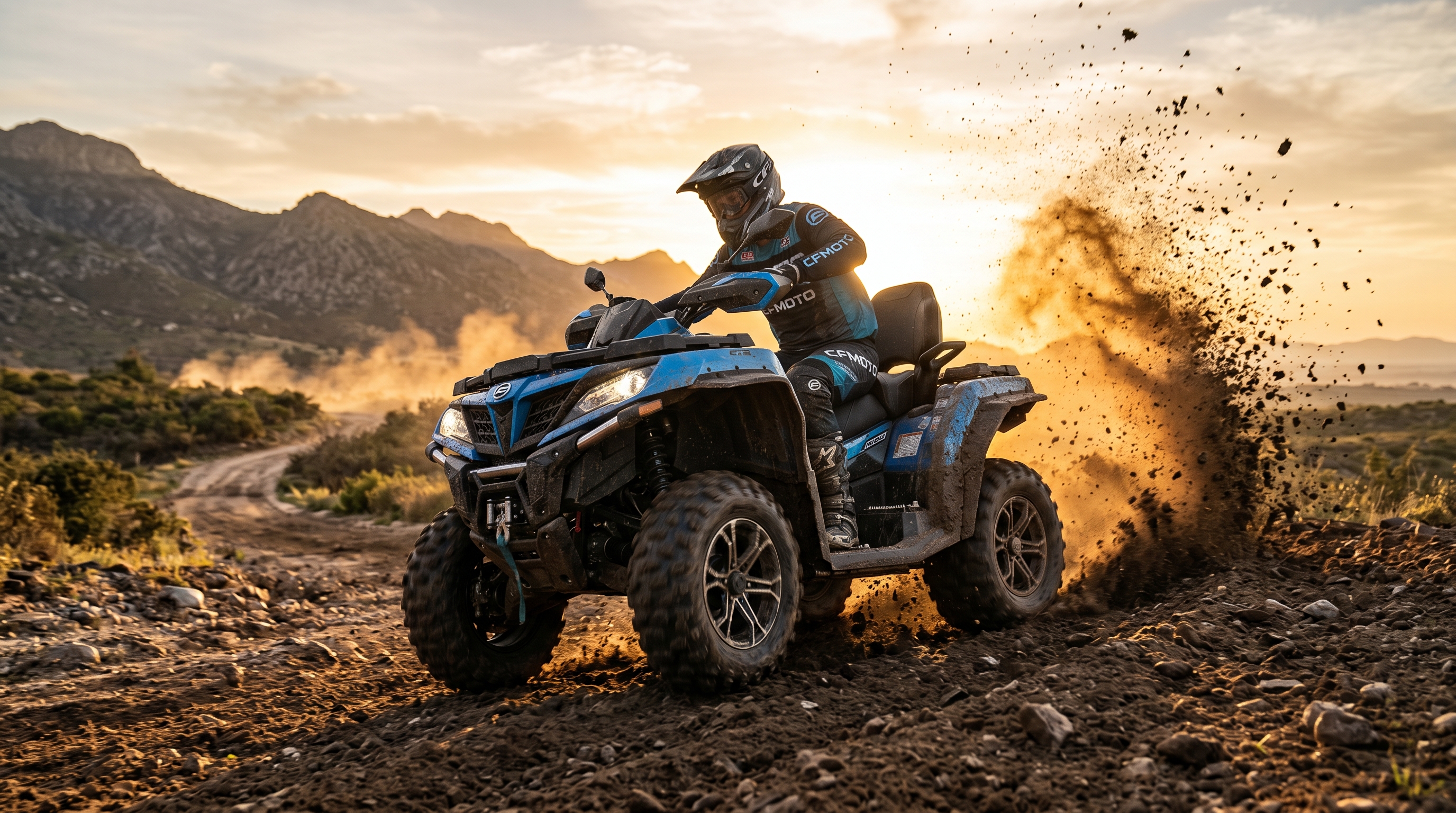 Piloto em quadriciclo CFMOTO 4x4 em ação off-road